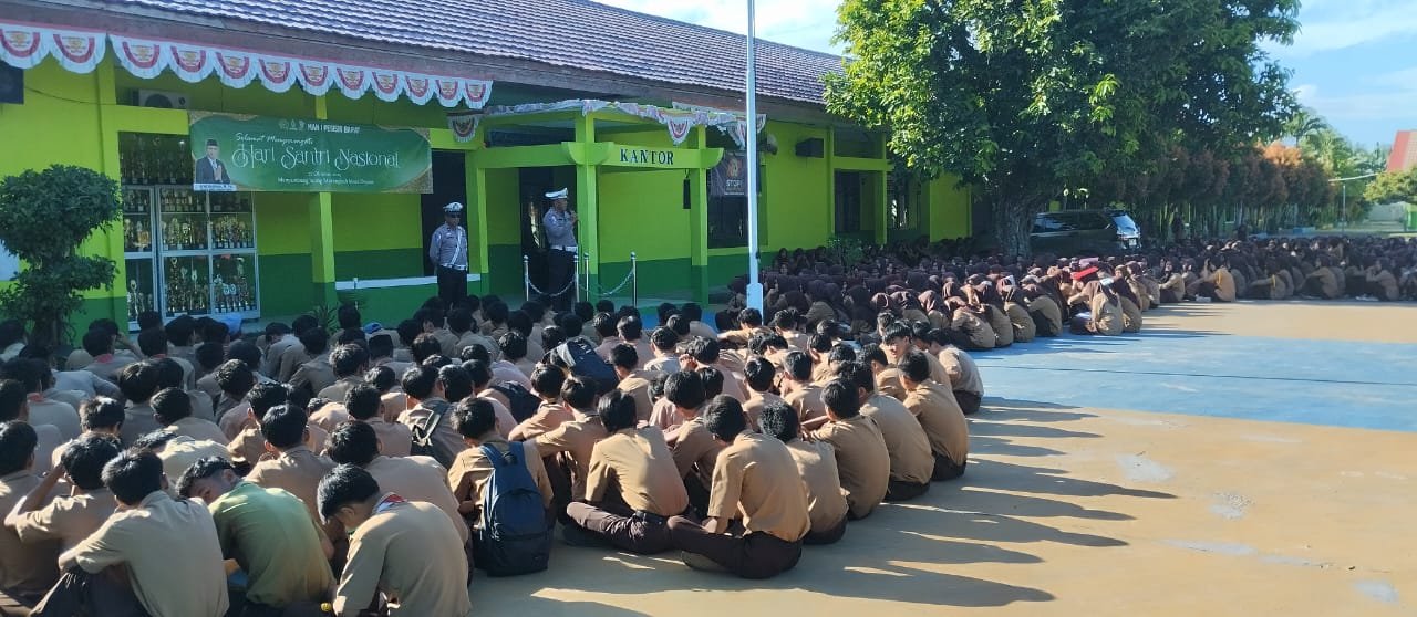 Police Go To School sat Lantas Polres Pesisir Barat sosialisasi Safety riding di MAN 1 Krui dalam rangka Ops Zebra Krakatau 2024