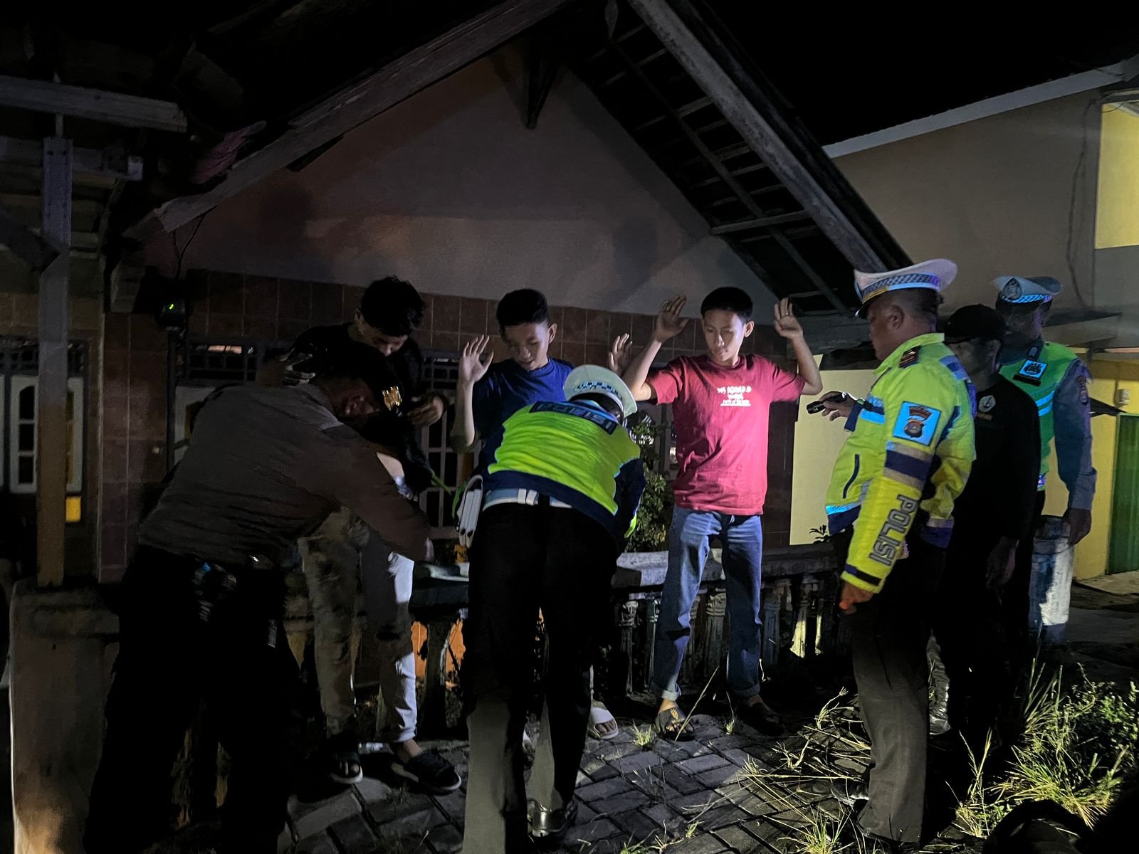 Cegah gangguan Kamtibmas malam libur Polres Pesisir Barat lakukan patroli di malam hari