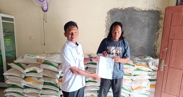 Pekon Sukoharum Kecamatan Adiluwih Menyalurkan Beras Bantuan Kepada 242 KPM