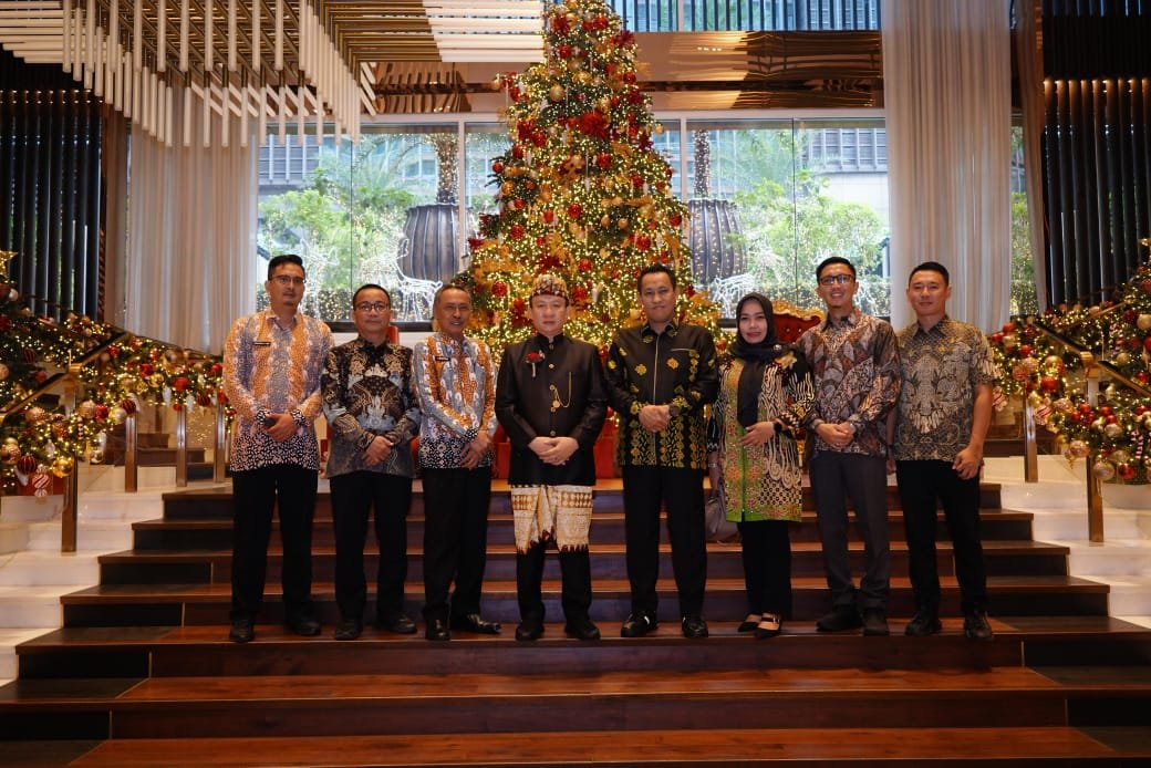 Pj Bupati Pringsewu Terima Penghargaan STBM Award 2024