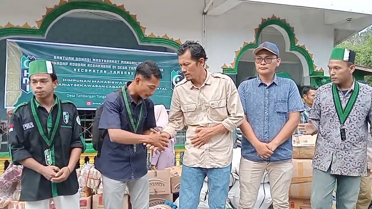 HMI Cabang Madina Peduli Salurkan Donasi untuk Korban Kebakaran Desa Tambangan Tonga