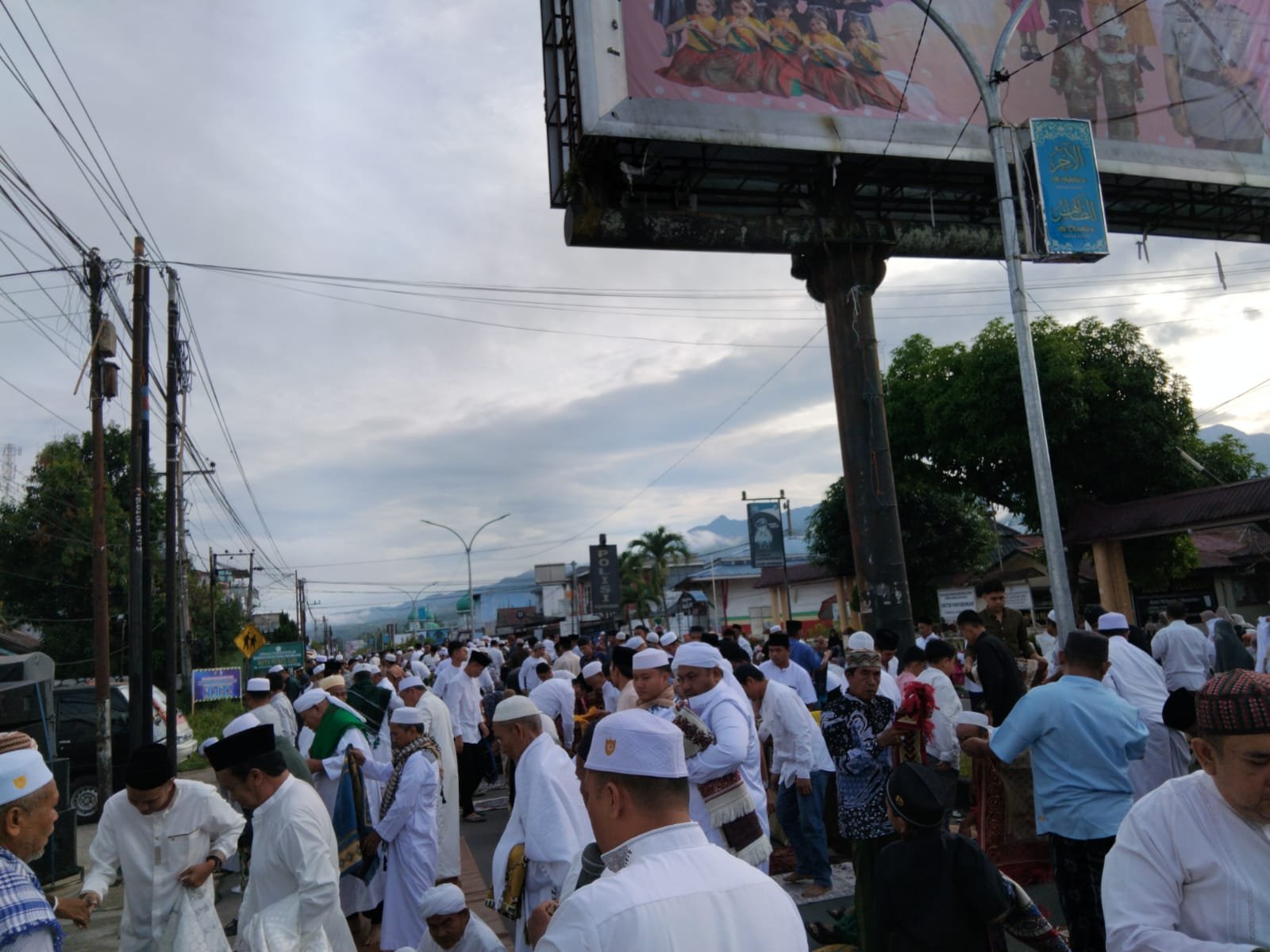 Tradisi Unik Solat Idul Adha di Jalan Raya Kelurahan Kayu Jati