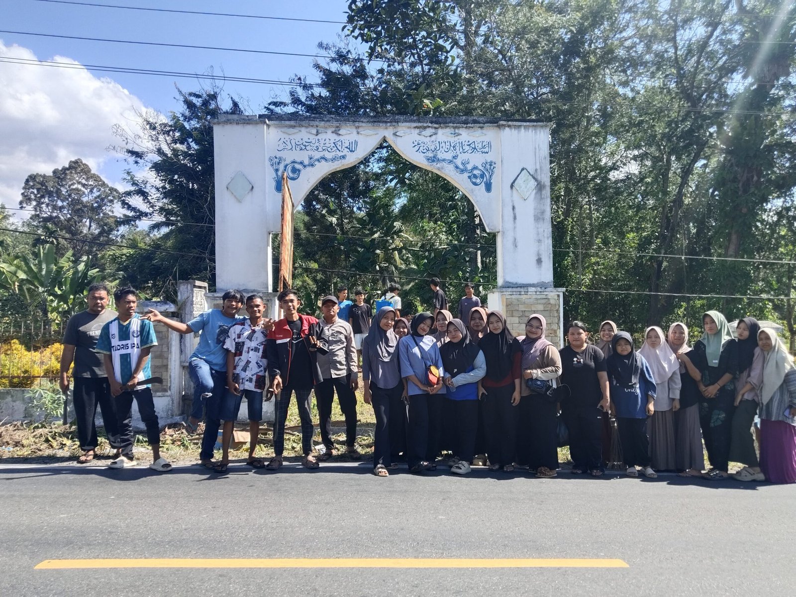 Mahasiswa Institut Pendidikan Tapanuli Selatan Gotong Royong Bersama Masyarakat Desa Hutabangun Jae