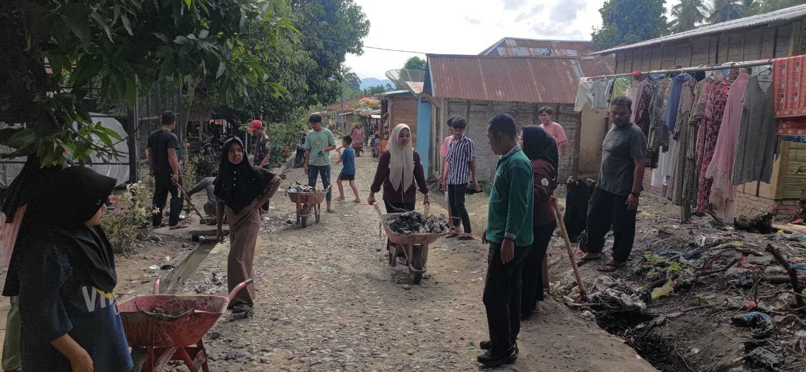 Mahasiswa KKN IPTS Bersama Karang Taruna Hutabangun Jae Membersihkan Jalan Lingkungan Desa