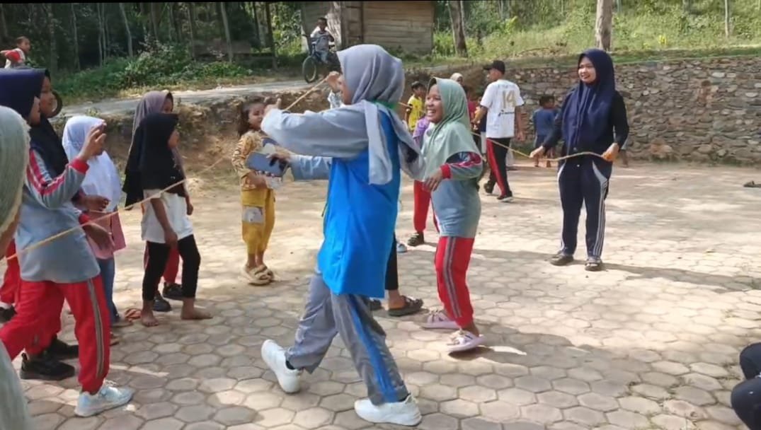 Hilangkan Pengaruh Gadget Mahasiswa KKN STAIN Madina Gelar Permainan Tradisional di Desa Pangkat