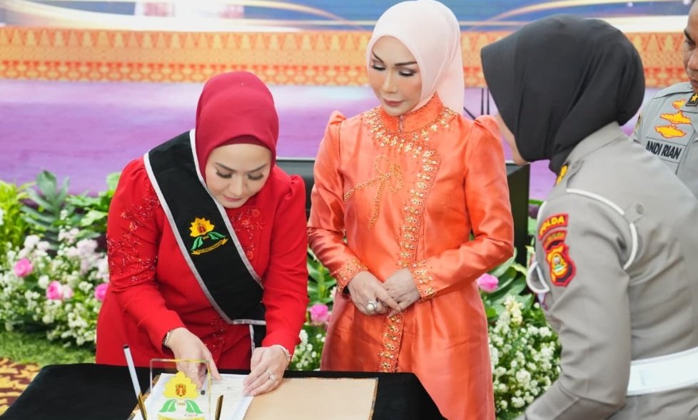 Serah Terima Ibu Asuh Polwan Polda Sumsel Dari Ny. Dewwy Andi Rian Kepada Ny. Eka Sandi Nugroho 